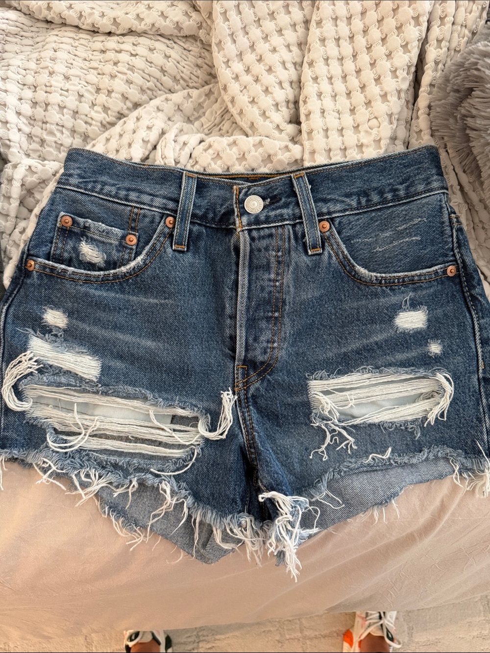 Levi's distressed denim short - dark blue